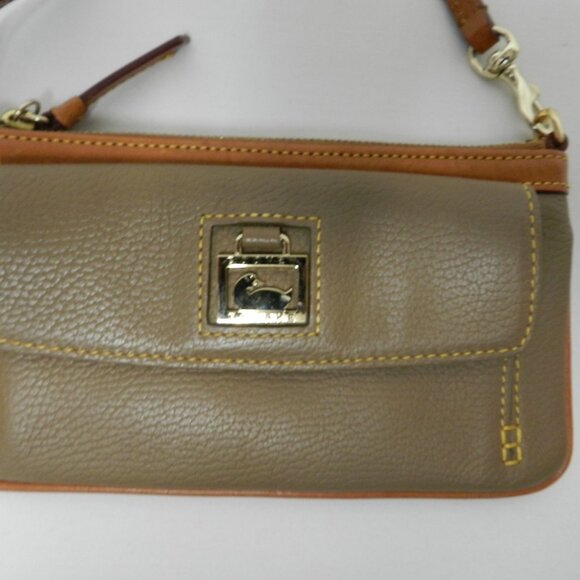 Dooney & Bourke Leather pebbled weather resistant zip top small baguette clutch - Picture 4 of 10